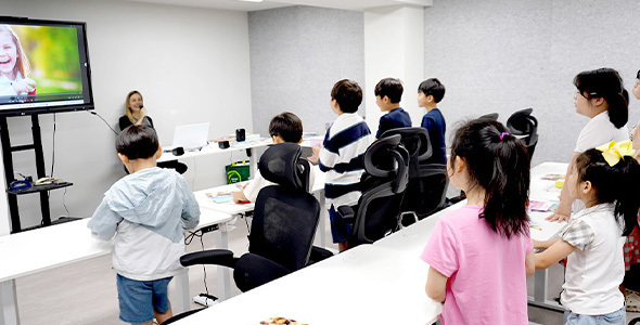 4. 영어 몰입 학습 및 글로벌 사고 확장</br>(English Immersion & Global Perspectives)