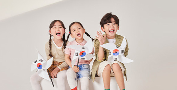 1. 국가관과 인성 교육 생활화</br><span>국민의례 생활화 교육, 감사 나눔 쓰기</span>